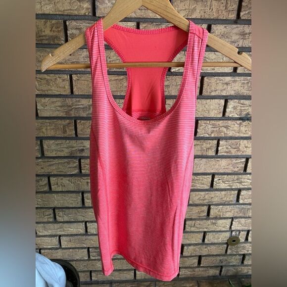 Two medium Danskin tanks‎ - Picture 7 of 9